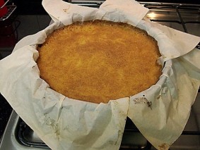 O Bolo de Milho com Goiabada, assado e antes de desenformar