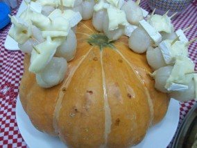 Linchia com Queijo Brie Espetados na Jerimum