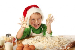Fazer Bolachinhas de Natal Decoradas com nossas crianças ajuda a construção da memória afetiva culinária.