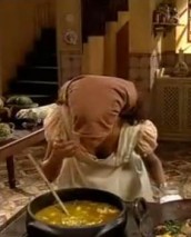 Maria Cesária (Lucy Ramos) sentindo a comida pelo orfato... cena linda! cena afetiva!