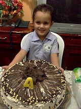 João, 4 anos (16/05/2011), meu sobrinho-bisneto, cultivando sua memória afetiva culinária