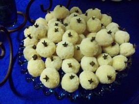 Beijinho de Coco da Dona Terezinha na Trezena de Santo Antônio - Leite condensado, (Moça, por favor), coco ralado (fresco, ralado em casa), açúcar, gema de ovo, cravo, carinho e afeto