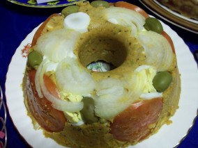 O Cuzcuz de Milho da Dona Maria de Lourdes feito em forma redonda de furos.