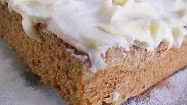 Agora, graças as afetivas receitas da Mia, temos um gosto mais ampliado, mais universalizado, com pitadas nórdicas de bolo de cenoura com glacê de cream cheese...