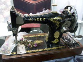 A máquina de costura Singer faz parte da nossa memória afetiva. Seja manual ou de pedal, estas máquinas foram largamente utilizadas para elaboração de "roupas de cozinhas" (pano de prato, toalha de mesa, saquinhos de chá...)