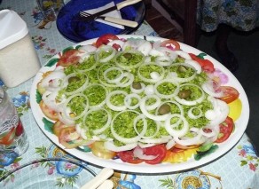 A mais tradicional salada da Bahia: alface, tomate, cebola e azeitona. Vai ao prato, juntamente, com tudo mais que a mesa afetiva oferece. (Foto: Edivalma Santana)