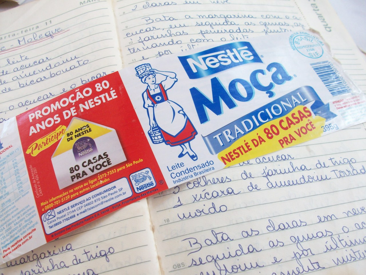 Rótulo do Leite Condensado Moça – Durante anos a Nestlé usou os rótulos do Leite Moça como veículo de comunicação, divulgando receitas e promoções. Muito difícil, arrisco a dizer impossível, um casa que não tivesse um rótulo grudado em algum lugar, em alguma gaveta, a espera de ser usado. Todos colecionavam os rótulos da Moça. Com as novas latinhas modernas, de cinturinha fina, com impressão e sem rótulos perdemos um dos maiores ícones da culinária brasileira. Fica a memória!