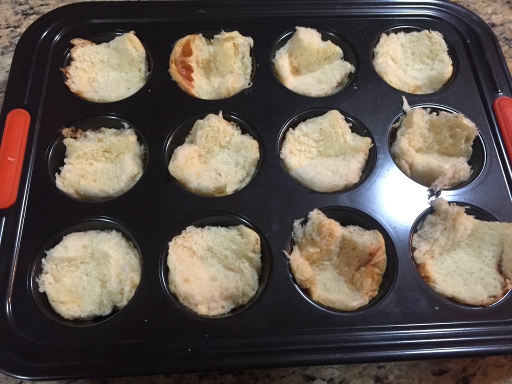 Uma banda do mini brioche em cada forminha, fazendo uma leve pressão no centro do pão (deve formar uma cavidade).