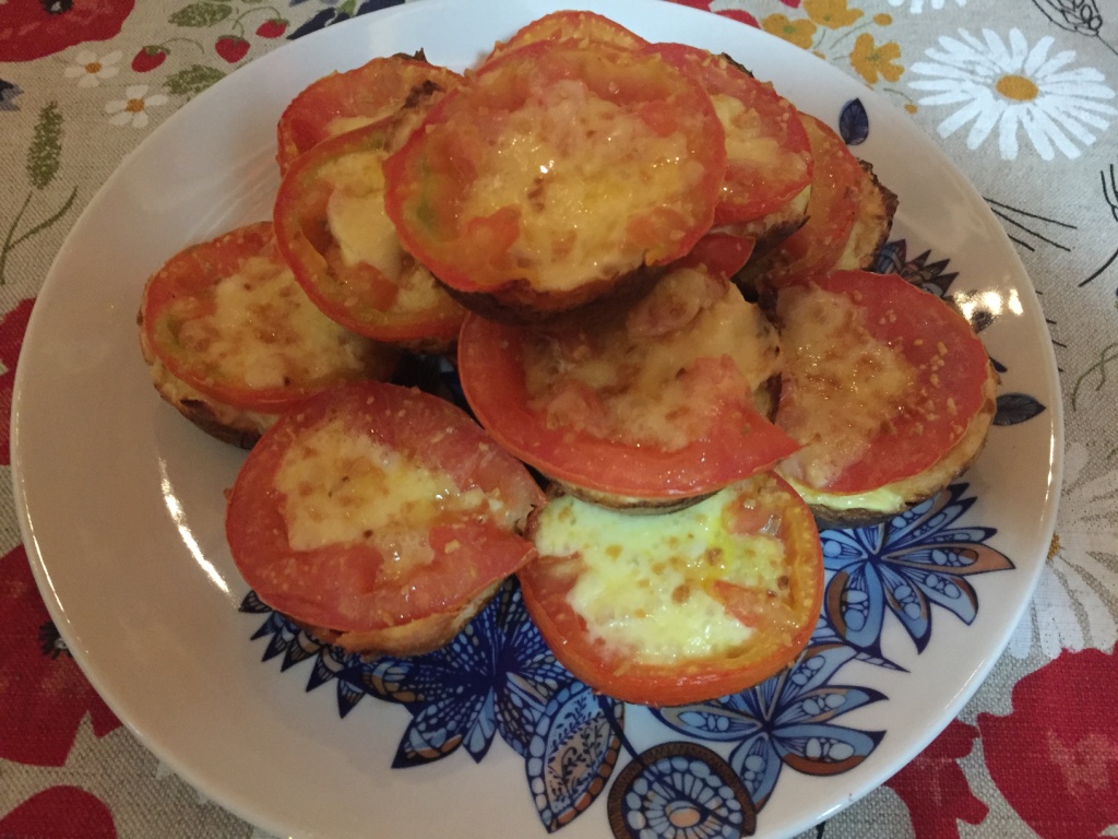 Sirva quente. Dicas: o sal vai nos ovos mexidos, a gosto / a receita aceita vários tipos de ervas, use a da sua preferência / pode ser feito em forminhas de empadas, porém deve ser bem untada.