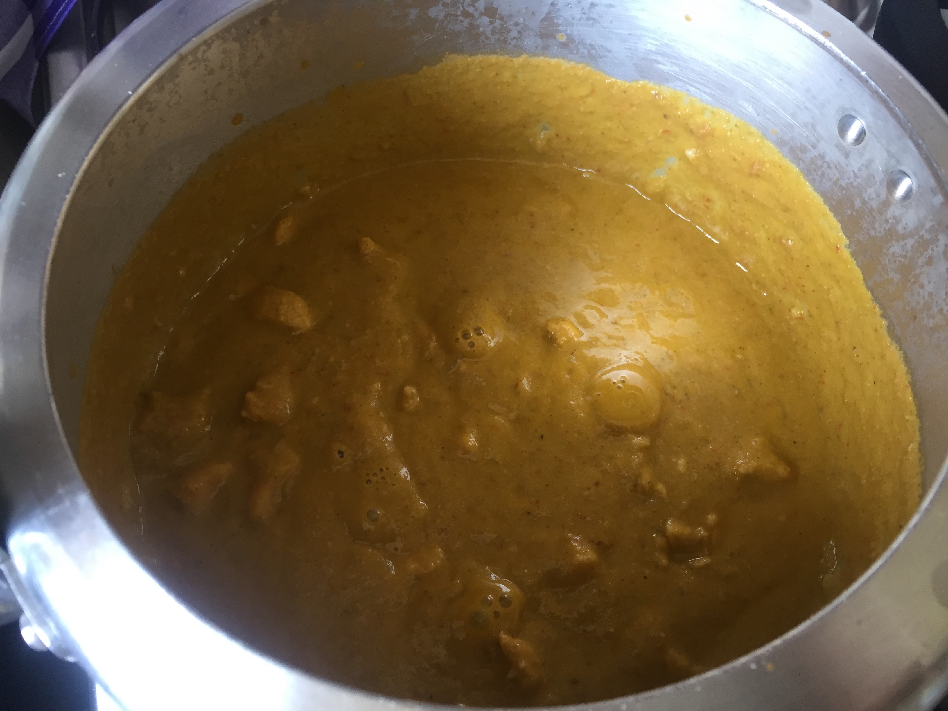 Adicionar o creme de tempero batido e 2 colheres de sopa de azeite de dendê. Cozinhar em fogo baixo até o arroz ficar molinho (não gosto al dente), adicionando água quente, se necessário.