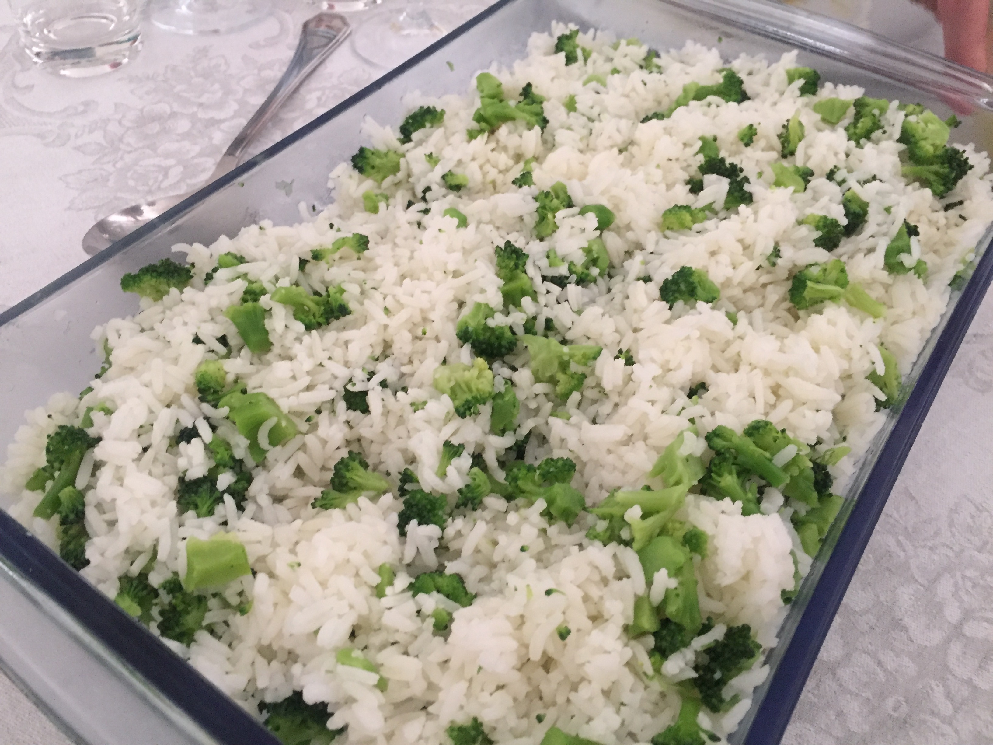 Um arroz branquinho, não tão soltinho, que é ótimo, com brócolis.
