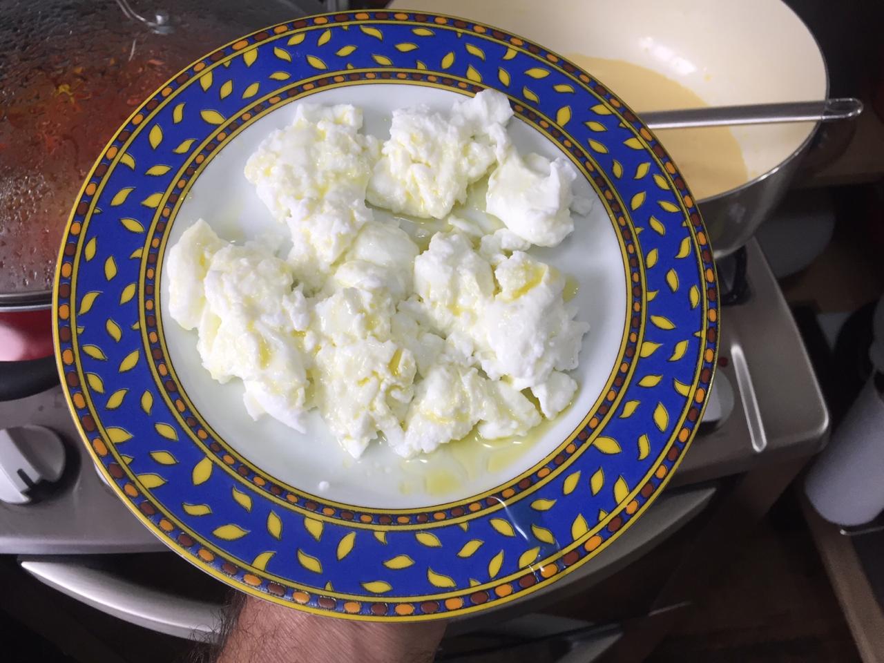 Com as claras que sobraram: Coloque água com sal no fogo, espere ferver; adicione as claras; deixe cozinhar. Ótimo para saladas ou aperitivos.